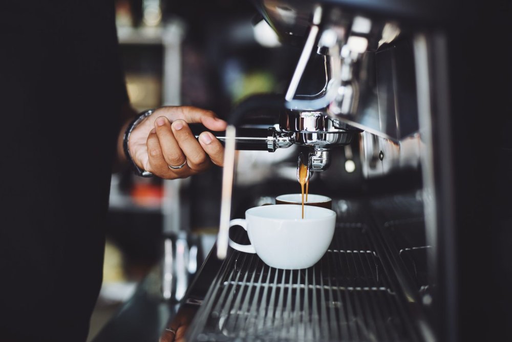 Barista pregătind un espresso italian în cafenea