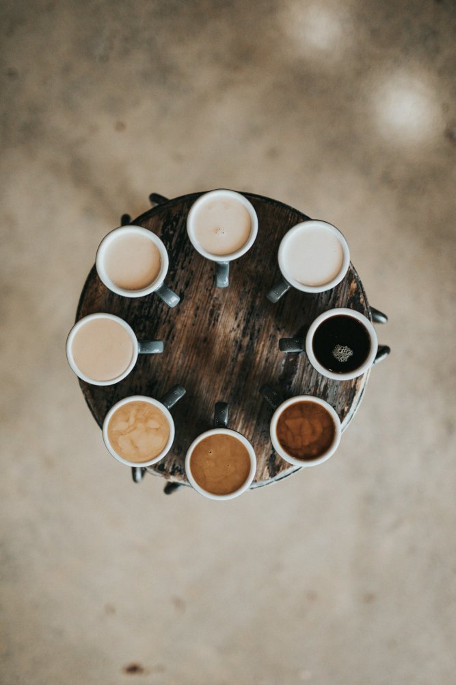 Boabe de cafea proaspăt prăjite ținute în palme
