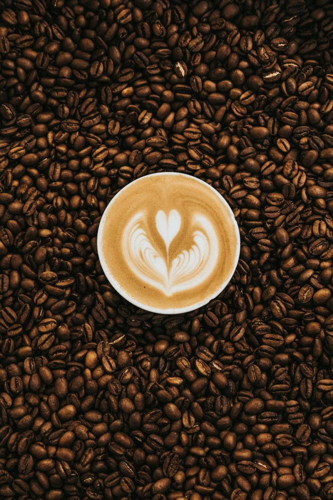 Două cești de cafea preparate cu capsule Dolce Gusto