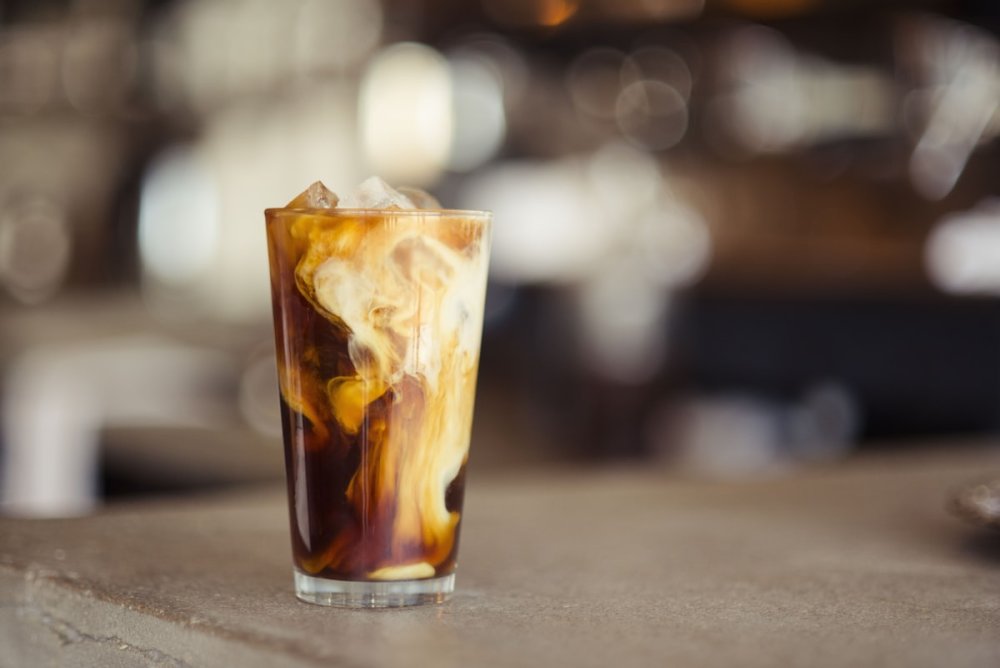 Depozitare cafea boabe în recipient etanș pe masă