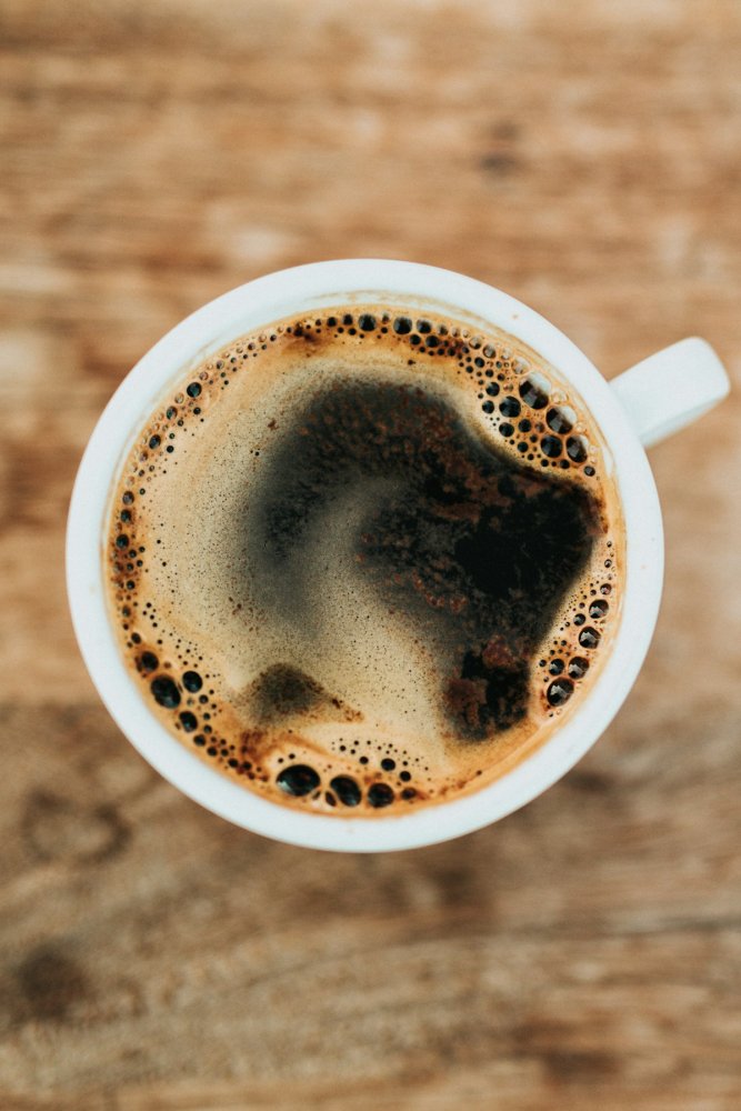 Cafea boabe italiană proaspăt prăjită într-un scoop de lemn