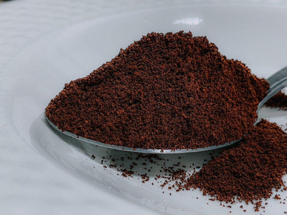 Cafea măcinată italiană pe o linguriță