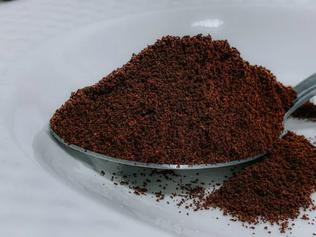 Cafea măcinată italiană pe o linguriță