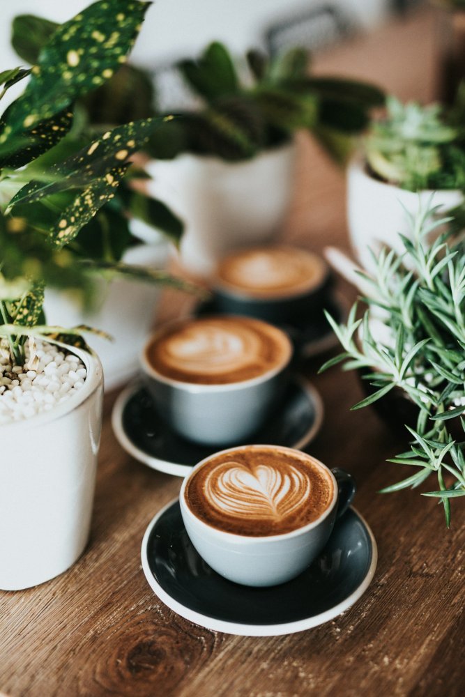 Ceasca de cafea napoletana cu espresso intens si crema densa